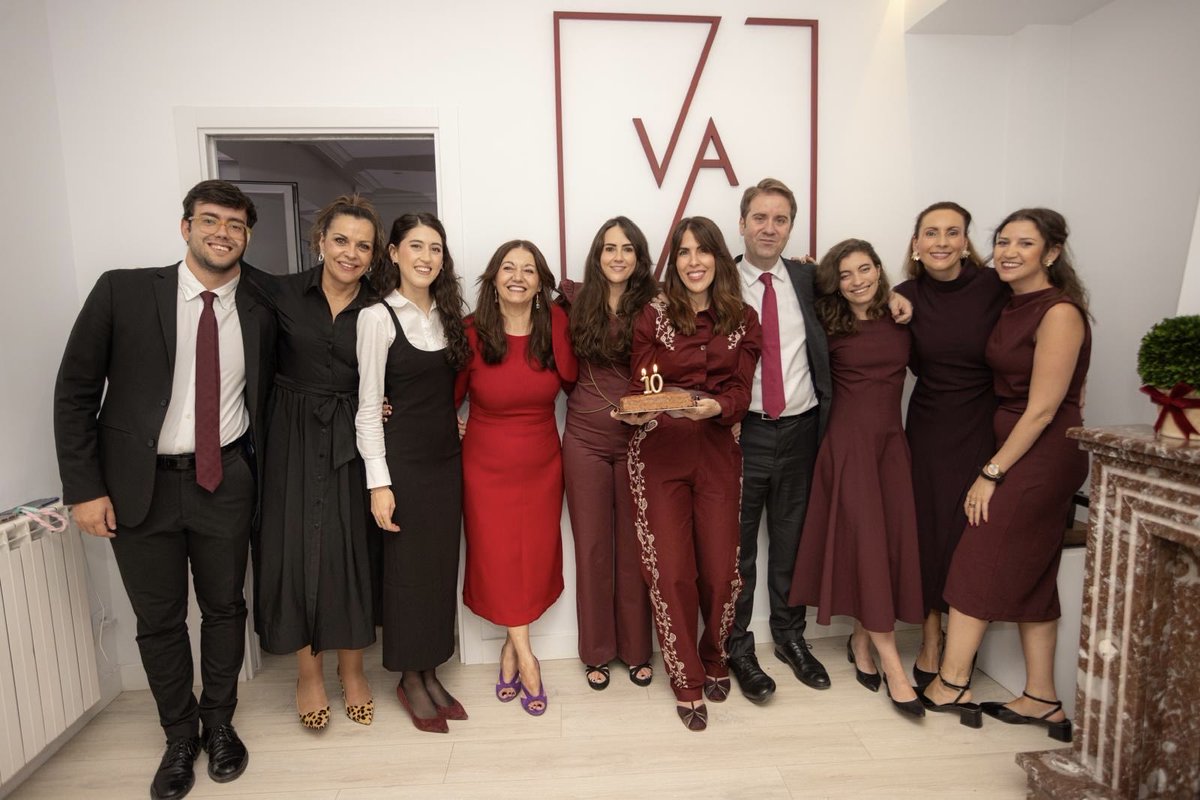 Me niego a conformarme con el gris, con la queja y la crispación que rodea a ratos a esta red….
Así que, siguiendo el refrán q mi abuela repetía, como soy bien nacida, doy gracias a <a href="/derechoadelia/">Delia Rodríguez ⚖</a> y a <a href="/LudwigAdriana/">Adriana Ludwig</a> por contar conmigo para este proyecto que es <a href="/vestaliaasoc/">Vestalia Abogados</a>. 🔟