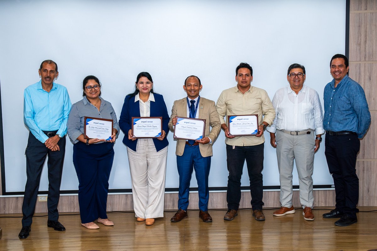 fimcmespol's tweet image. ¡16 nuevos técnicos en Logística Portuaria graduados! 🚢🧑‍🎓 Primera cohorte dual de ESPOL finaliza con éxito. Un gran paso por el talento del sector, gracias a DP World y Grupo Transoceánica.
¡Felicidades! 🚀
#Logística #ESPOL #Graduación #Puerto #Ecuador