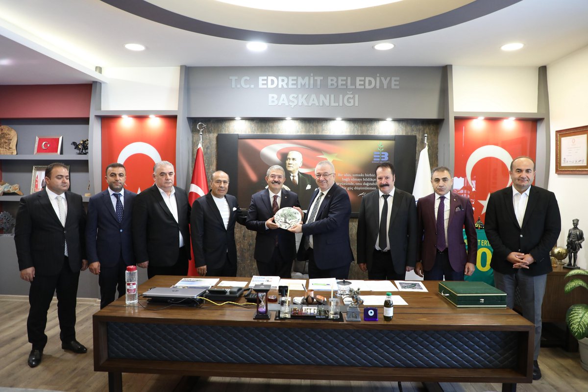 2. FestOlive Festivali'ne katılmak üzere Balıkesir'in Edremit İlçesinde bulunan Yönetim Kurulumuz, Meclis Üyemiz ve Genel Sekreterimiz; Edremit TO ve Edremit TB heyetiyle birlikte Edremit Belediye Başkanı Sn. Mehmet Ertaş'a nezaket ziyaretinde bulundu. Ziyarette karşılıklı plaket