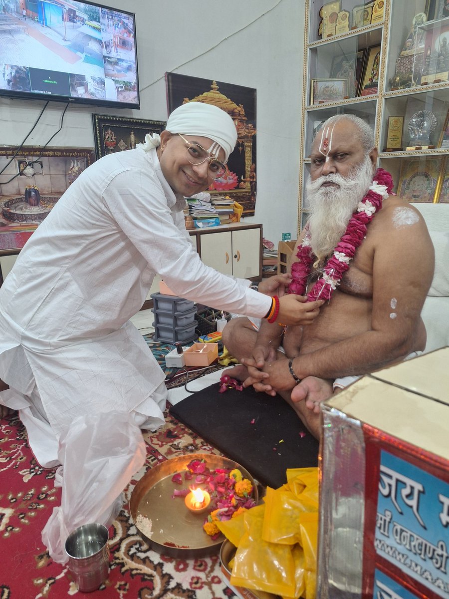 MRishabhDevJi's tweet photo. परम् पूज्य प्रातः स्मरणीय गुरुदेव भगवान को 86 वें जन्म दिवस की मंगल बधाई💐 💐
#rishabhdevdasjimaharaj #Bageshwardham
#jamunadasjimaharaj
#bageshwardhamsarkar
#maavankhandidevi #kalpidham #sanatandharm #Bundelkhand #rishabhdevjimaharaj #gurudevji #janmotsav #JanmotsavCelebration https://t.co/8VzRWaECjM