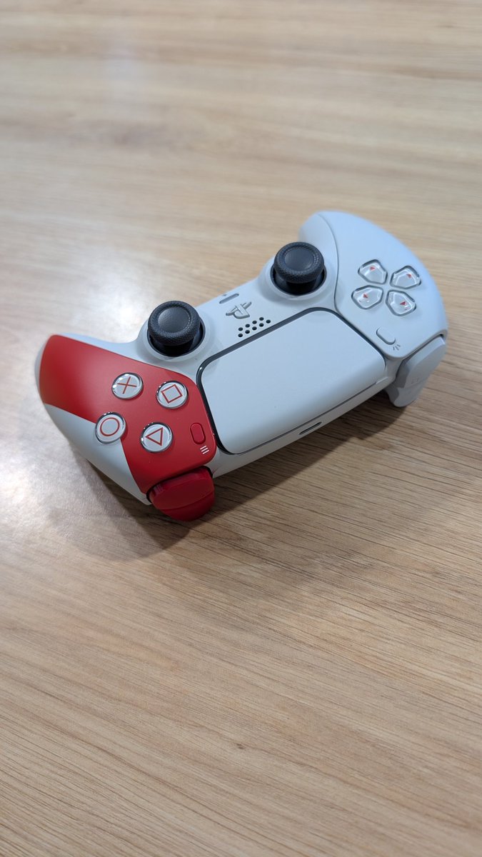 SaganiOfficiel's tweet photo. Comme je suis heureux de la posséder celle-ci ! Et elle n'est donc pas tout à fait blanche... Plutôt couleur cendre.
#GodOfWar #PS5 #DualSence https://t.co/c1ZJ1Gts0H
