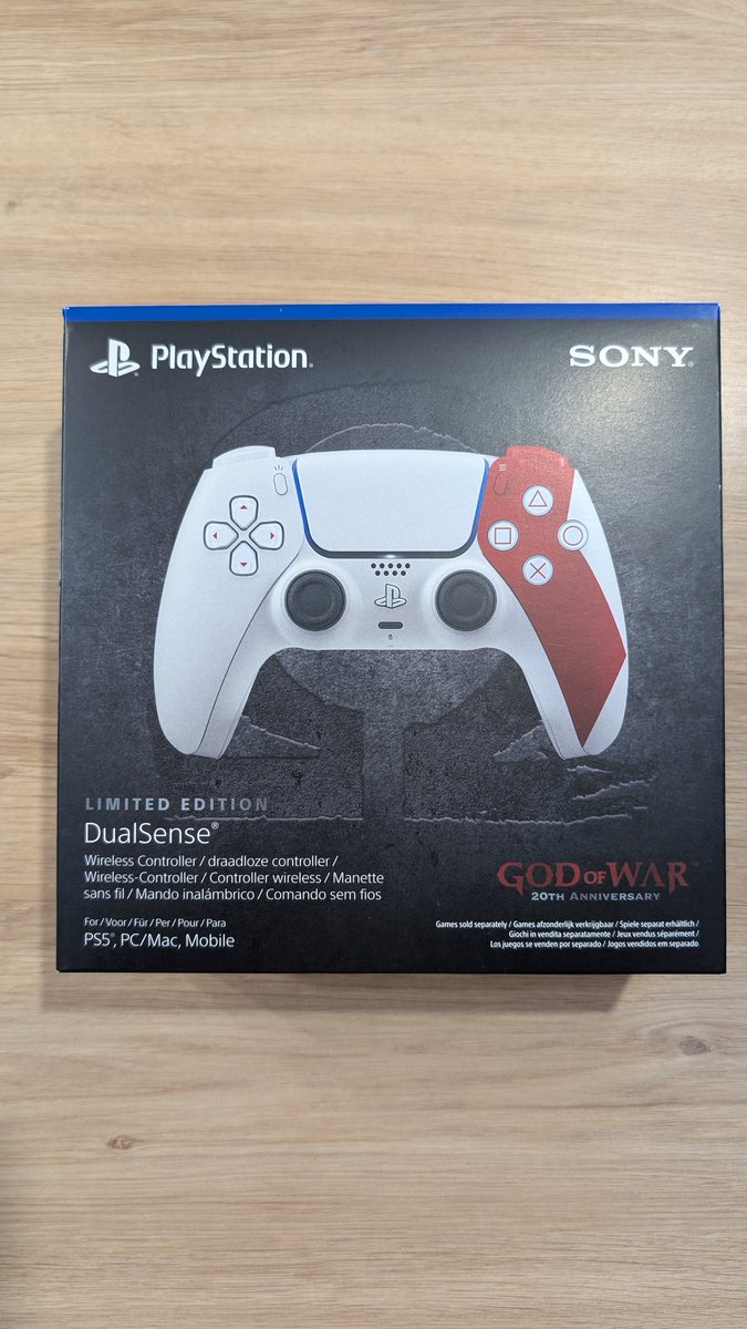SaganiOfficiel's tweet photo. Comme je suis heureux de la posséder celle-ci ! Et elle n'est donc pas tout à fait blanche... Plutôt couleur cendre.
#GodOfWar #PS5 #DualSence https://t.co/c1ZJ1Gts0H