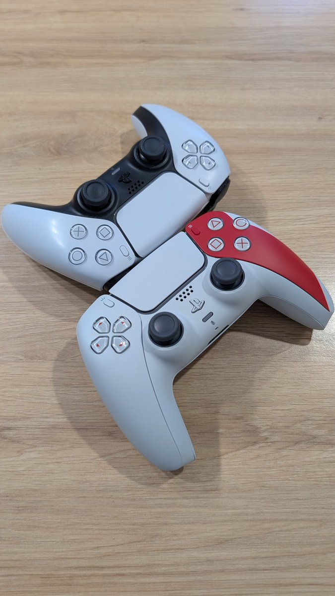 SaganiOfficiel's tweet photo. Comme je suis heureux de la posséder celle-ci ! Et elle n'est donc pas tout à fait blanche... Plutôt couleur cendre.
#GodOfWar #PS5 #DualSence https://t.co/c1ZJ1Gts0H