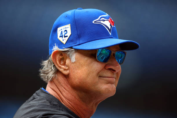 D・マッティングリーWSまでの道のり④
2023年現役時代のライバルTORのベンチコーチに就任。
一年目は地区三位ながら優勝したBALに12ゲーム差をつけられ、翌年はまさかの最下位。しかし2025年は一気に巻き返し地区優勝からNYY・SEAを下し念願のリーグ優勝。1979年にプロ入り実に46年目で初のシリーズへ