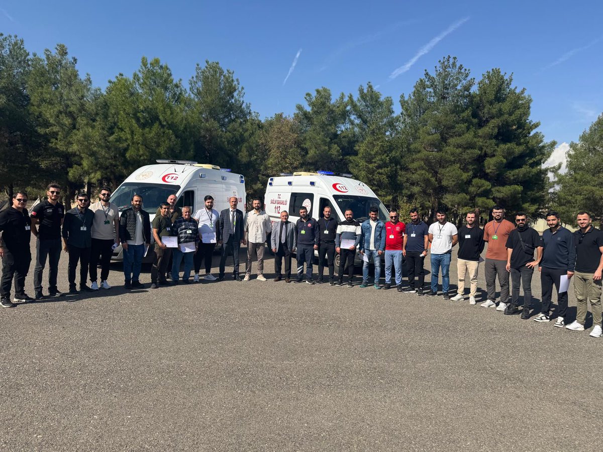 SiirtilSaglikMd's tweet photo. 🚑 20-23 Ekim 2025 tarihleri arasında sahada görev yapan personellerimize yönelik Ambulans Sürüş Güvenliği Eğitimi (ASGE) gerçekleştirildi.
Eğitim, Acil Sağlık Hizmetleri Başkanı Uzm. Dr. Gökhan ÇİFLİKLİ’nin katılım belgesi takdimiyle tamamlandı.
#ASGE #AcilSağlık https://t.co/cc7XktzLtJ