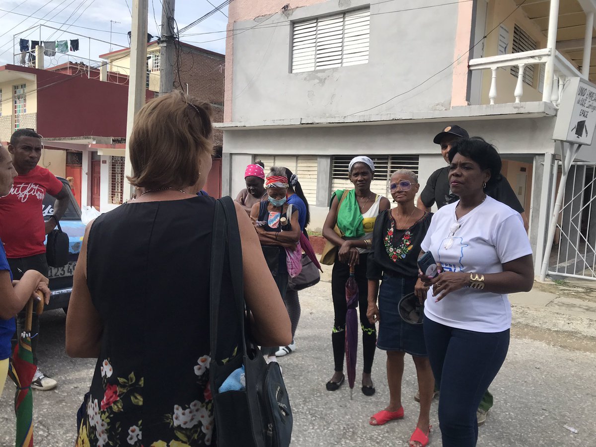 ktamayo428's tweet photo. La miembro del Buró Ejecutivo del Comité Provincial del Partido Comunista de Cuba  @BellNiurka11764 sostuvo un intercambio con pobladores del reparto Santa Bárbara sobre las acciones a tomar frente al evento meteorológico.

@TurquinoTeVe 
@santiaguerisima 
@moritastgo https://t.co/RT85ExYhhK