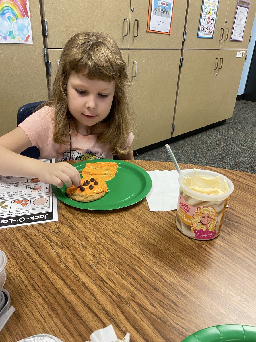 spedfrankflyers's tweet image. We are celebrating Fun Friday with making #fallfoods as part of our @Everwayglobal @Dollywood News2You article! We made 🎃 cookies with @DollyParton frosting!! So delicious 😋 @jenny_mcgown @KleinISD #KISDACCESS #ModelTeacher #KISDPRSquad #SpecialEducation