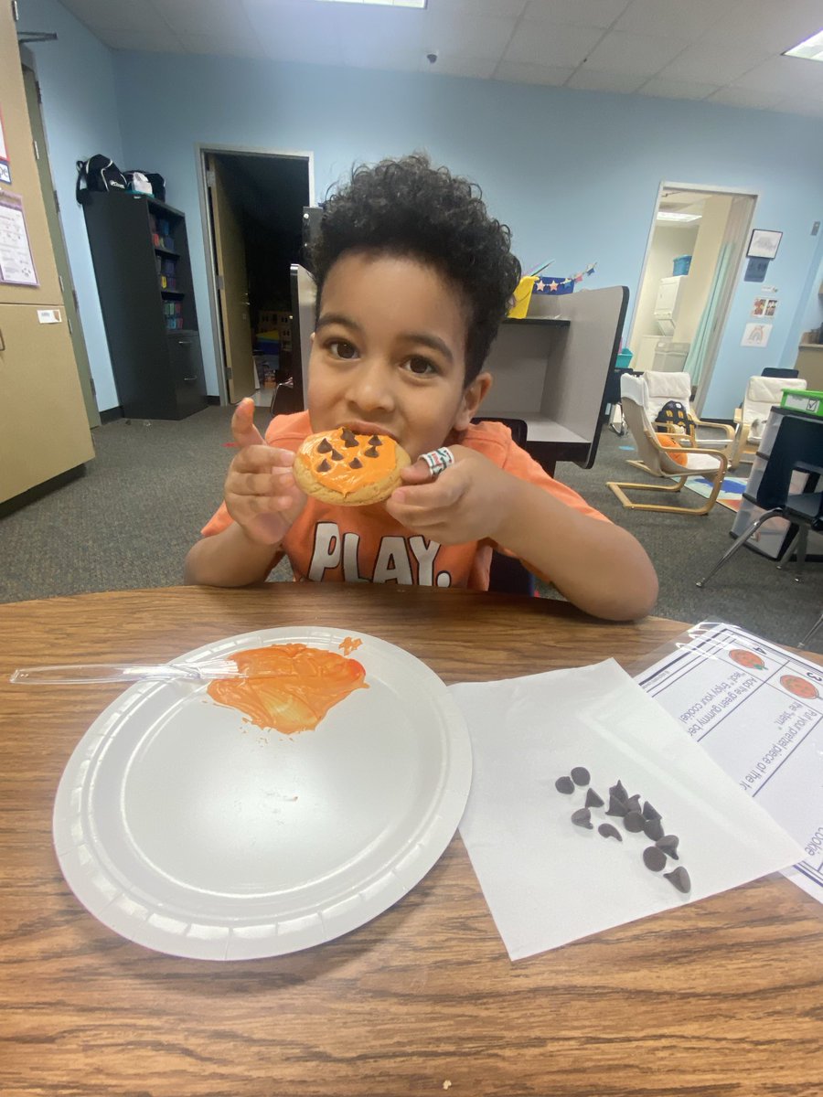 spedfrankflyers's tweet image. We are celebrating Fun Friday with making #fallfoods as part of our @Everwayglobal @Dollywood News2You article! We made 🎃 cookies with @DollyParton frosting!! So delicious 😋 @jenny_mcgown @KleinISD #KISDACCESS #ModelTeacher #KISDPRSquad #SpecialEducation