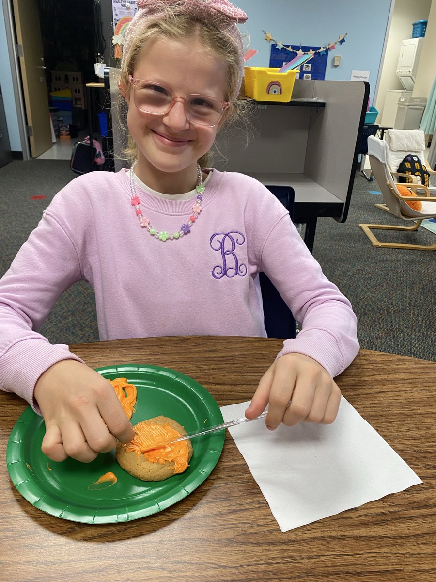 spedfrankflyers's tweet image. We are celebrating Fun Friday with making #fallfoods as part of our @Everwayglobal @Dollywood News2You article! We made 🎃 cookies with @DollyParton frosting!! So delicious 😋 @jenny_mcgown @KleinISD #KISDACCESS #ModelTeacher #KISDPRSquad #SpecialEducation