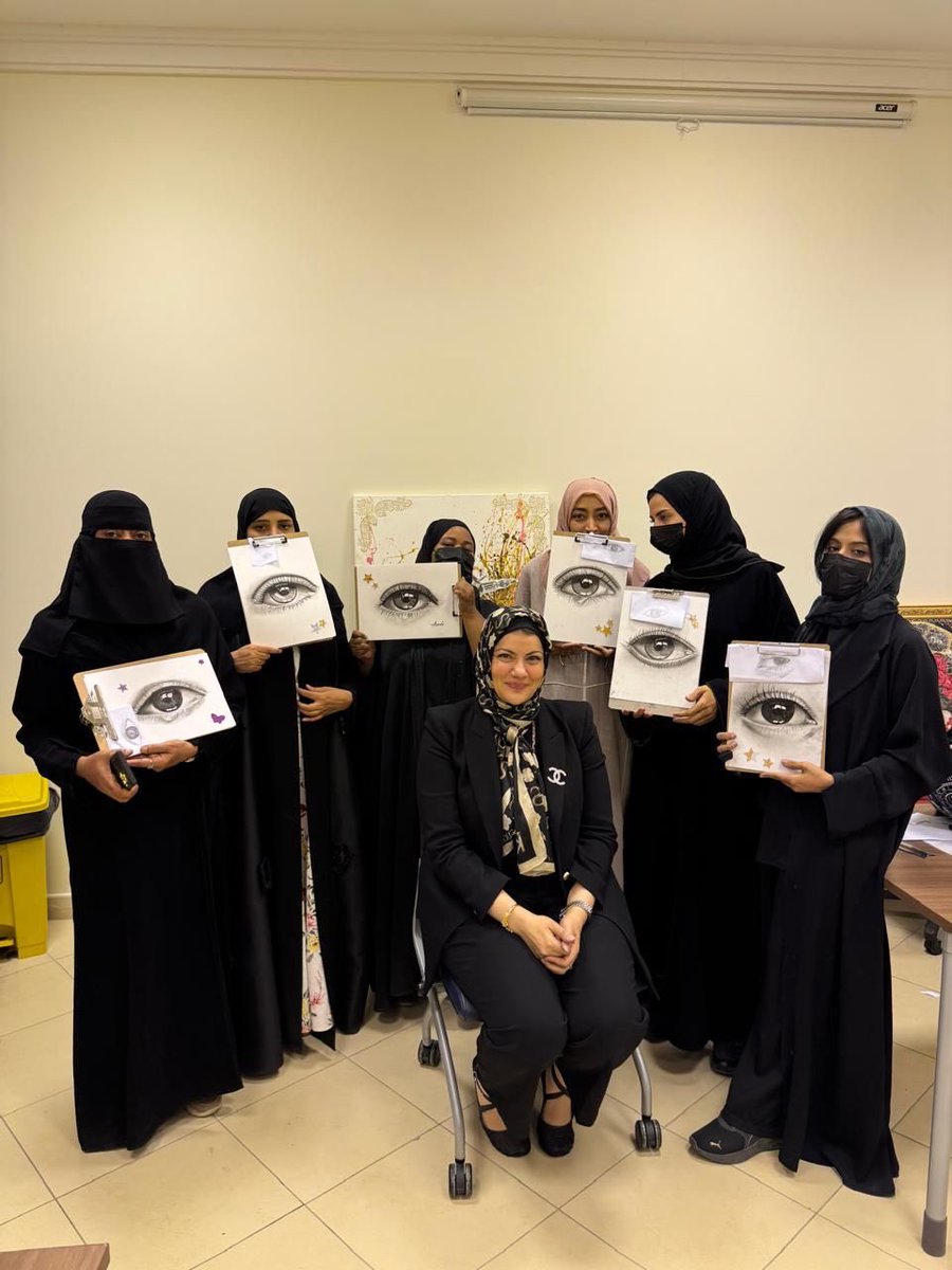 Artartistclub's tweet photo. اختتمت ورشتنا الرائعه بعنوان : 
الاسرار العالمية للرسم بالفحم 
بمخرجات جميلة وتطور ملحوظ في الأسلوب الفني للمتدربات 
والشكر موصول لمدربتهم القديرة الدكتورة ايمان الشامي عضوة نادي فن وفنانين وفنانة دوليه معروفة ،،
#هاوي @Hawi_events @Saudi_Hawi @QOL_2030 @MOCSaudi @ZakiaAlsaqaabi https://t.co/FSNloj0CMS