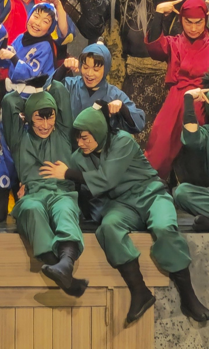 影が猫の形になるポーズをずっとやってる留三郎
留三郎を引っかき始める長次猫
留三郎「落ちる落ちる落ちる！！」
危ないww
#忍ミュ