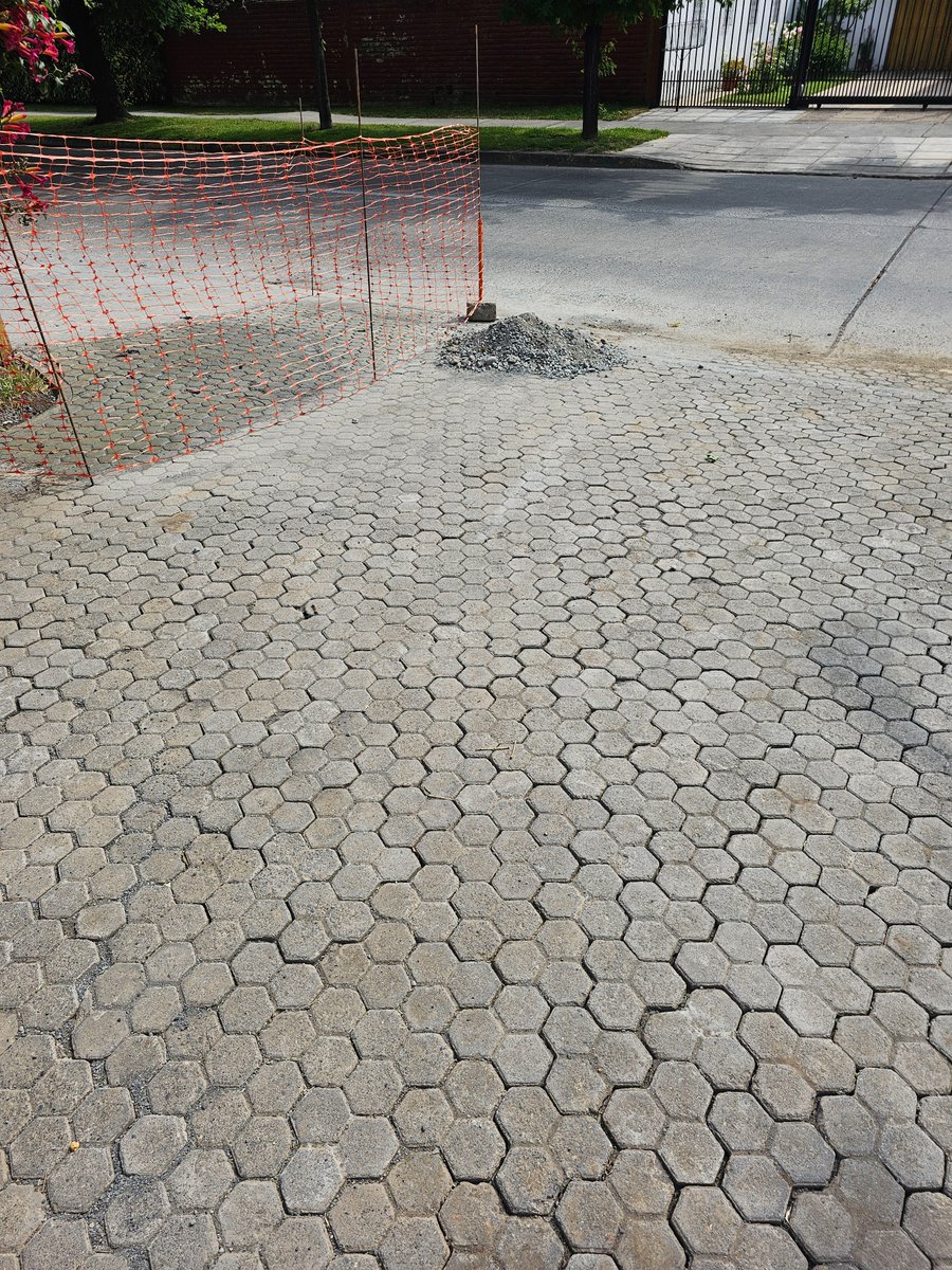 RuciaVerin's tweet photo. @essbio Hace más de 2 meses que comenzó trabajo de cambio de tuberías afuera de mi casa. Aún no terminan, última vez que los ví trabajando fue hace 3 días. Destrozaron todo mi pasto y dejaron escombros . Van a dejar así?? @Rancagua  @elrancaguino @TVNREDOHIGGINS https://t.co/IIVY69X0D5