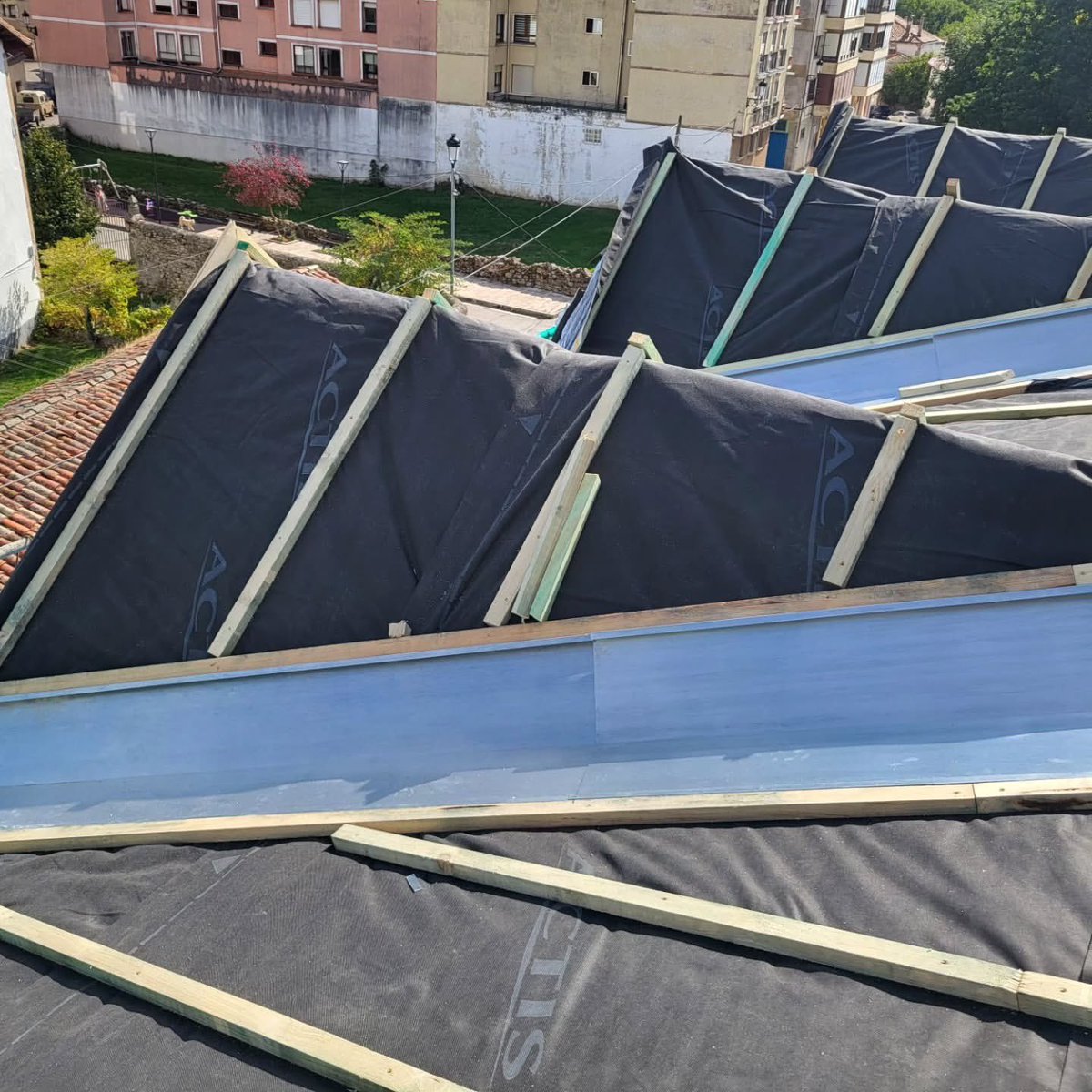 Gracias a @ar4arquitectura por confiar en ACTIS en esta rehabilitación de cubierta en bloque de viviendas 🏠

Soluciones eficientes para un mayor confort térmico y ahorro energético.

📩 contacto@actis-isolation.com

#aislamientoreflexivo #rehabilitation #cubiertas