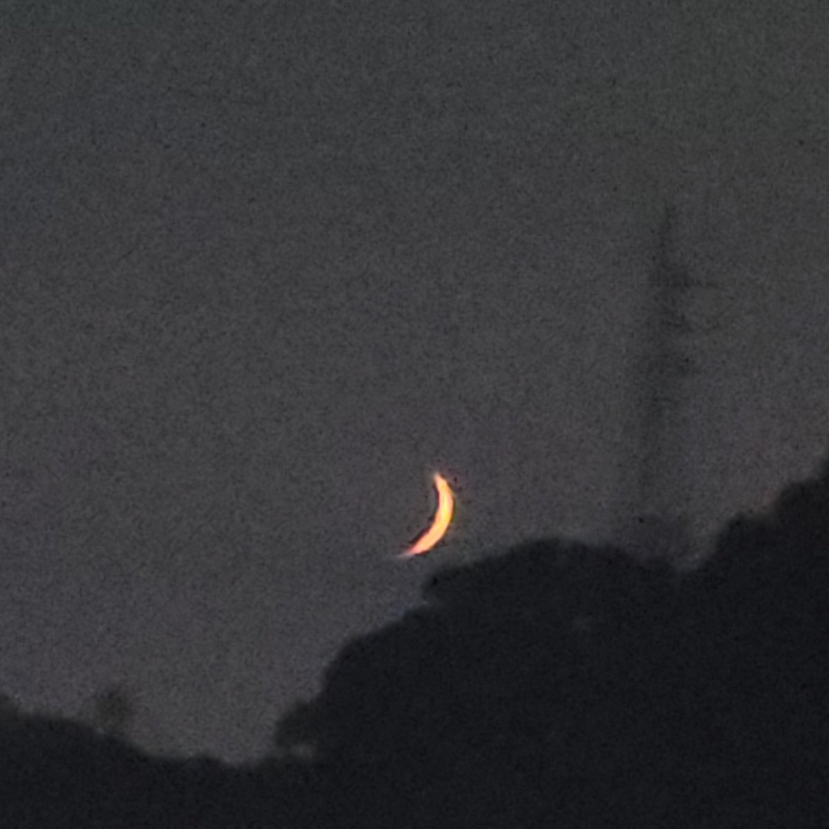 今宵のウォーキング 16℃
ウォーキングに丁度いい気候😊
今日もキレイな星空✨

夕方散歩の時
沈みかけのお月さまに会えた🌙

お気に入りの神社へ参拝⛩️
今回も優しい風で迎えてくれました🥰

今日も1日お疲れさまでした🩵

#同じ空の下