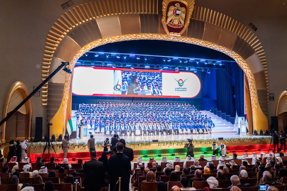 في حفل تخريج الدفعة التاسعة عشر من جامعة العين، والذي ازدانت فيه الفرحة برعاية وحضور الشيخ ذياب بن طحنون بن محمد آل نهيان- رئيس مجلس أمناء جامعة العين، يكتب الخريجون فصلاً جديدًا من قصص النجاح. 
نزفّ أسمى التهاني لأبنائنا وبناتنا الخريجين، الذين أنهوا رحلة مليئة بالعطاء