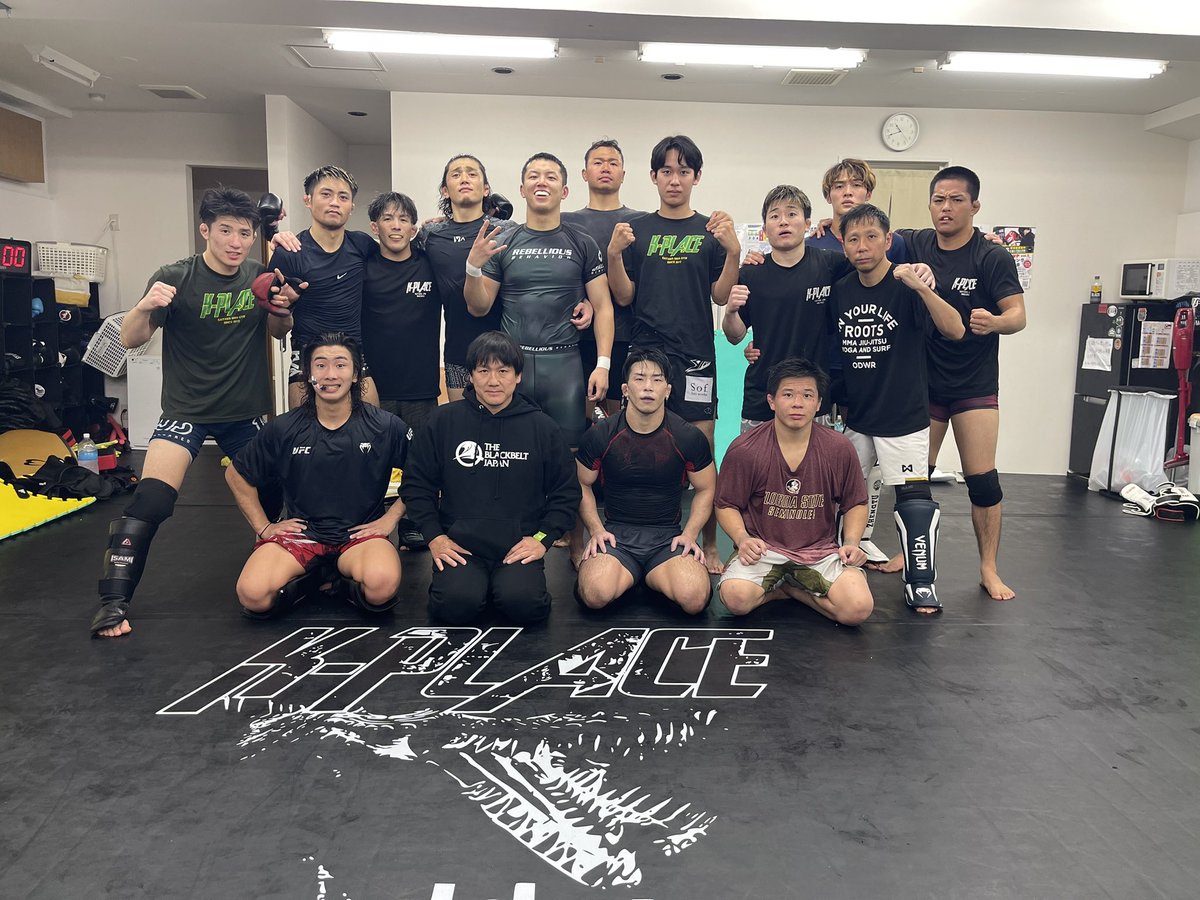 本日は突然「今から練習に行く」と一方的に連絡が来て
THE  BLACKBELT JAPANの鶴屋浩代表と鶴屋怜選手とアマチュア２名が来てMMAスパーを１時間半グルグルしてました
ありがとうございました