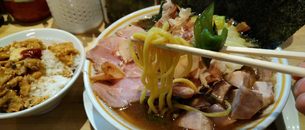 十三代目麺家よし川

ラストで十三ギョトン!!

トリご飯＋キャベツ＋Xサービスのコマチャ！！！

コマチャ食べ応え抜群でうますぎた、東京行く前にごちそうさまでした！！！