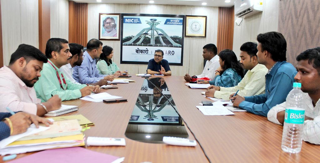 Iprd_Bokaro's tweet photo. उपायुक्त श्री अजय नाथ झा ने जिला गंगा समिति की मासिक बैठक किया। उन्होंने कहा कि दामोदर- गरगा नदी की स्वच्छता व संरक्षण सर्वोच्च प्राथमिकता है। एसडीओ–बीडीओ/सीओ को समिति में आमंत्रित सदस्य बनाएं। सड़क किनारे एवं नदियों में गंदगी शून्य करने की व्यवस्था बनाएं।‌ छठ घाटों का सौंदर्यीकरण व स्थायी घाट निर्माण कराएं।
 #Bokaro #SwachhBokaro #Chhath2025
@JharkhandCMO
@prdjharkhand 
@RanchiPIB 
@ddnewsjharkhand 
@airnews_ranchi 
@cleanganganmcg