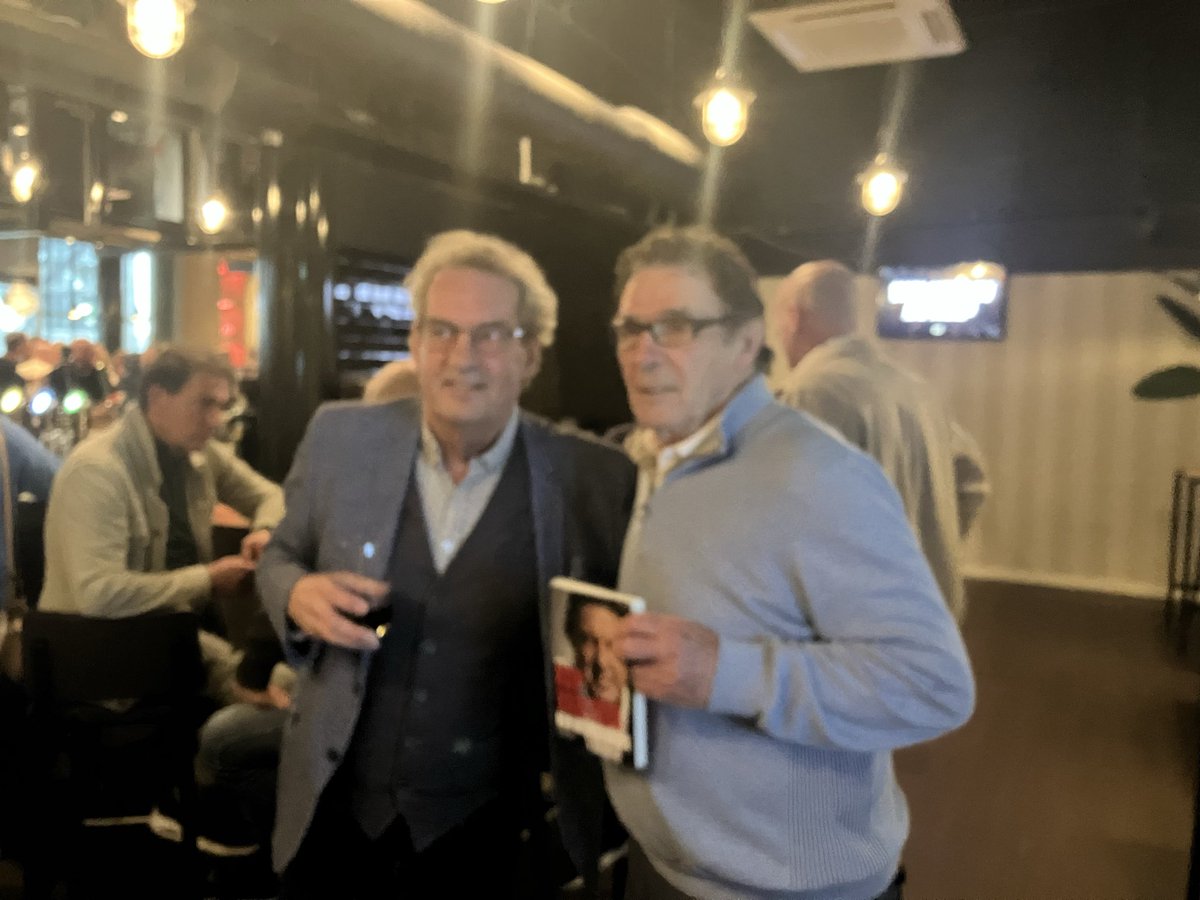 Boekpresentatie Bennie Wijnstekers ‘Kop van Zuid. Eerste exemplaar voor Willem van Hanegem, hier met Pierre Vermeulen. #Feyenoord