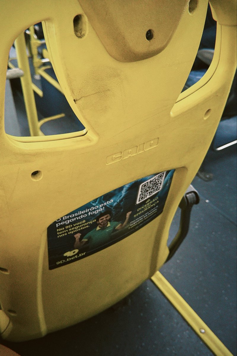 Dos absurdos do mundo moderno:
EU COMEÇO! 

anúncio de BET no coletivo