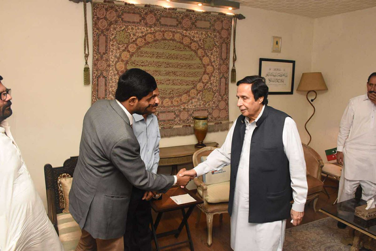 ChjunaidSandhu8's tweet photo. مرکزی صدر پاکستان تحریک انصاف سابق وزیر اعلی پنجاب چوہدری پرویز الہی سے سینیئر نائب صدر پی ٹی ائی ڈسٹرک نارووال چوہدری جنید نثار کی خصوصی ملاقات 
@mooniselahi @ChParvezElahi @PTIofficial @ahmad__bobak @ahmedfarankhan https://t.co/HpYFlBU9Rt