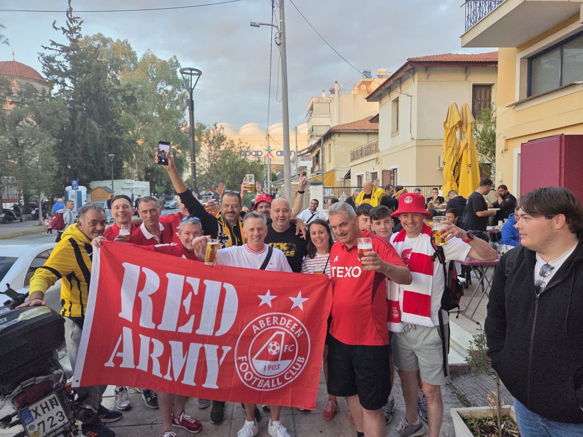 Great camaraderie between Aberdeen and AEK Athens fans pre-match last night. ⁦<a href="/AEK_FC_OFFICIAL/">AEK F.C.</a>⁩ ⁦<a href="/TheAEKGuy/">The AEK Guy</a>⁩ ⁦<a href="/AberdeenFC/">Aberdeen FC</a>⁩ ⁦<a href="/AFCHeritage/">AFC Heritage SCIO</a>⁩
