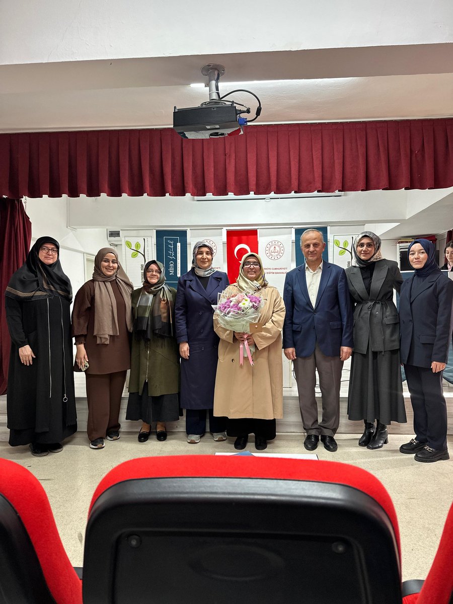 28 Şubat Gönüllüleri Platformu Başkanımız Sayın Şerife KAYA,  Platform üyelerimiz Şeyda Seyyide YOKUŞ ve Ayşe Irmak YÜKSEL ile birlikte İmam-Hatip Haftası Etkinlikleri kapsamında  Güngören Mehmetçik İmam-Hatip Ortaokulu öğrencilerimizle "28 Şubat Darbesi" konulu panelde buluştu.