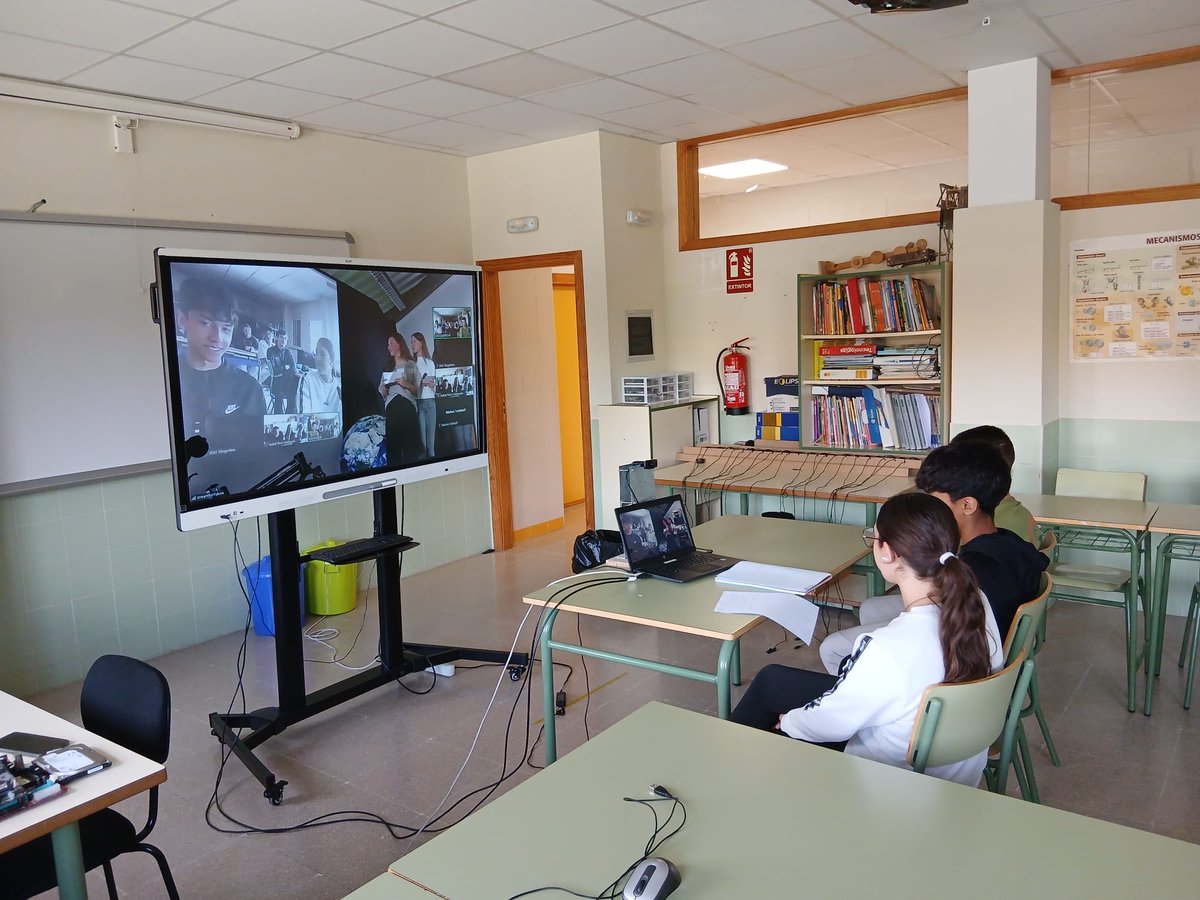 QuercusIeso's tweet photo. Los alumnos de 4°ESO han participado en la conferencia sobre el clima organizada por @srw_waltrop_official 

@educacyl 
@sepiegob 
@EUErasmusPlus 

#conferencia #clima #alemania #erasmus #ODS https://t.co/CKUA6ZuFDl