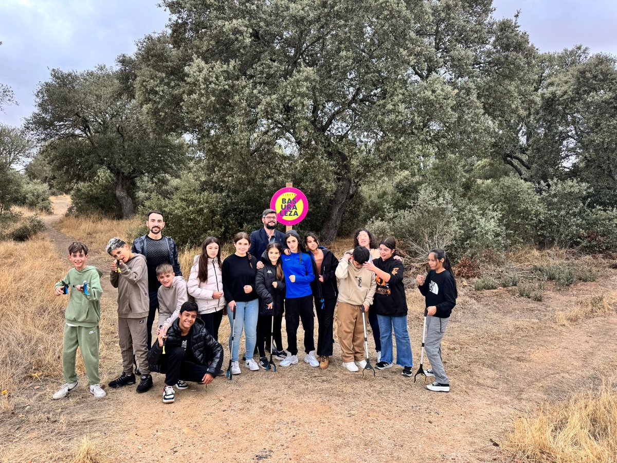QuercusIeso's tweet photo. RECOGIDA DE BASURALEZA 🗑️🌿🍂🌱

Nuestros alumnos de 1° de la ESO han ido con los profes de biología y francés a recoger basuraleza por El Encinar. 

@sepiegob 
@educacyl 

#biología #basuraleza #iesoquercus #elencinar #campo https://t.co/R78jFBB2Si