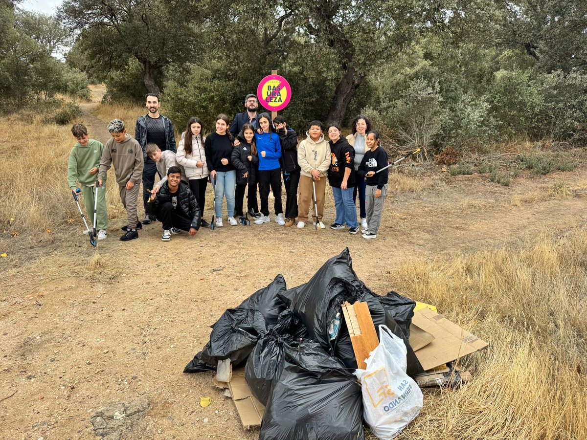 QuercusIeso's tweet photo. RECOGIDA DE BASURALEZA 🗑️🌿🍂🌱

Nuestros alumnos de 1° de la ESO han ido con los profes de biología y francés a recoger basuraleza por El Encinar. 

@sepiegob 
@educacyl 

#biología #basuraleza #iesoquercus #elencinar #campo https://t.co/R78jFBB2Si
