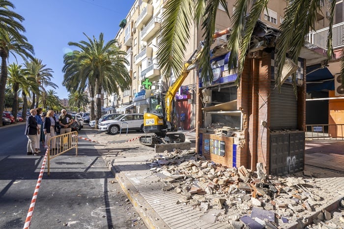 Demolición de ocho kioscos abandonados en distintos barrios de la ciudad fué publicado en Huelva Buenas Noticias - huelvabuenasnoticias.com/2025/10/24/dem…
