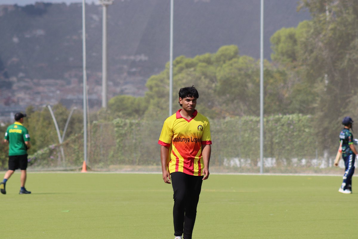 LH_CricketClub's tweet photo. 🥇🏏L'AlAmin, premiat com a millor batedor (best batsman!) del torneig Cricket Connect Catalunya, en el qual va jugar amb la Selecció Catalana Sub19 contra equips d'Anglaterra i Suècia a la #SCE25
🔥Va aconseguir 113 runs (62balls) i 60 runs (28balls).
Enhorabona crack! 👏🏽💪🏽😍 https://t.co/hah96sJCia