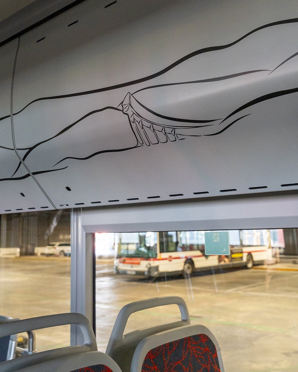 À leur arrivée au centre T2C, les nouveaux tram-bus sont encore tout blancs…

Place alors à l'opération de stickage 🎯 : une étape essentielle qui permet de les habiller aux couleurs du réseau T2C (aussi appelée “la livrée”), à l'extérieur comme à l'intérieur.

🗻 Les tram-bus