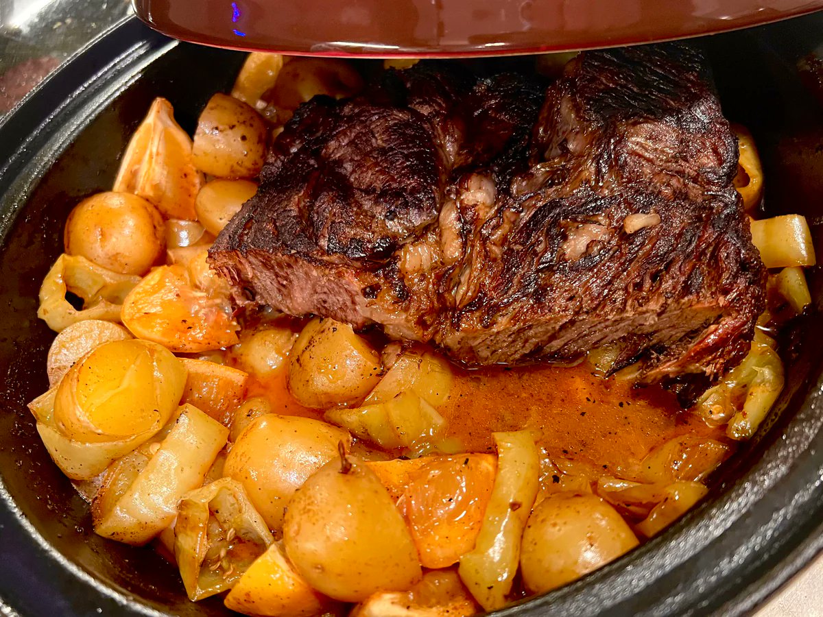 Cooler weather means pot roast time. 🥘

Our Savory Harissa Beef Chuck Roast = Somethin’ To Beef About + The Magical Mop → big flavor, minimal effort. Grab local beef, we’ll bring the seasoning + sauce.

Recipe: btleighs.com/blogs/recipes/…