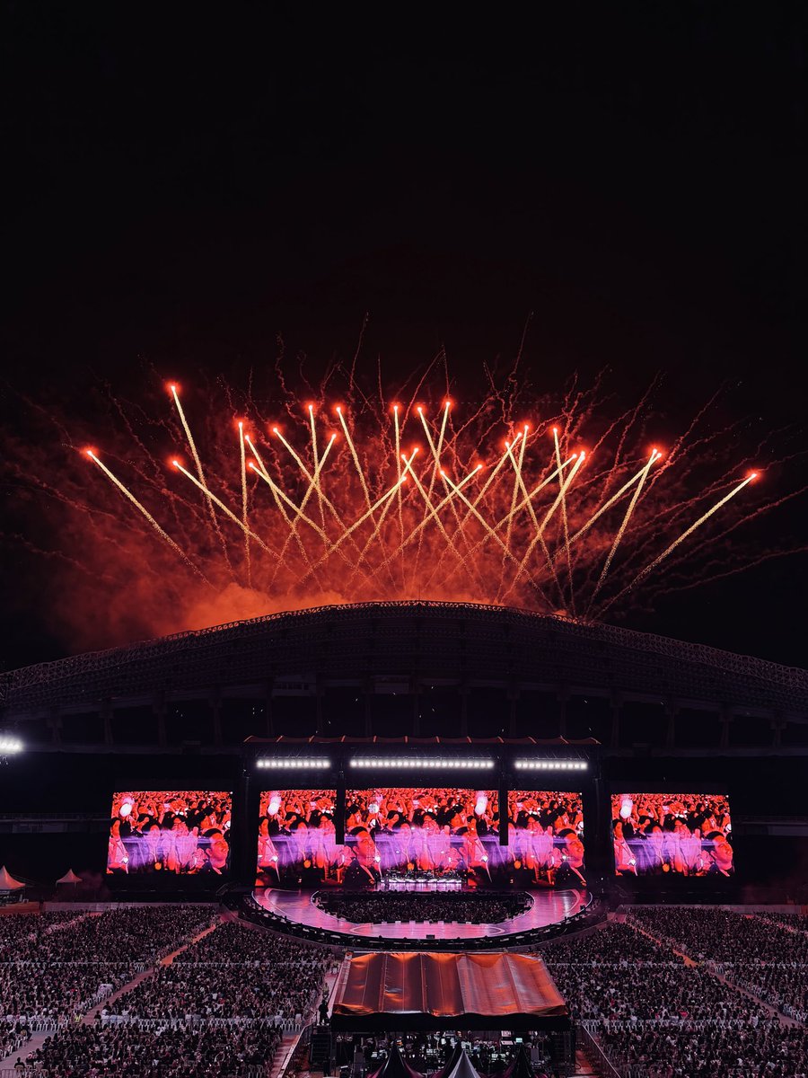 The South Korean girl group BLACKPINK delivered an extraordinary performance at the Rajamangala National Stadium in Bangkok, Thailand. BLACKPINK is one of the most successful groups in K-pop history, and their success is truly unparalleled.