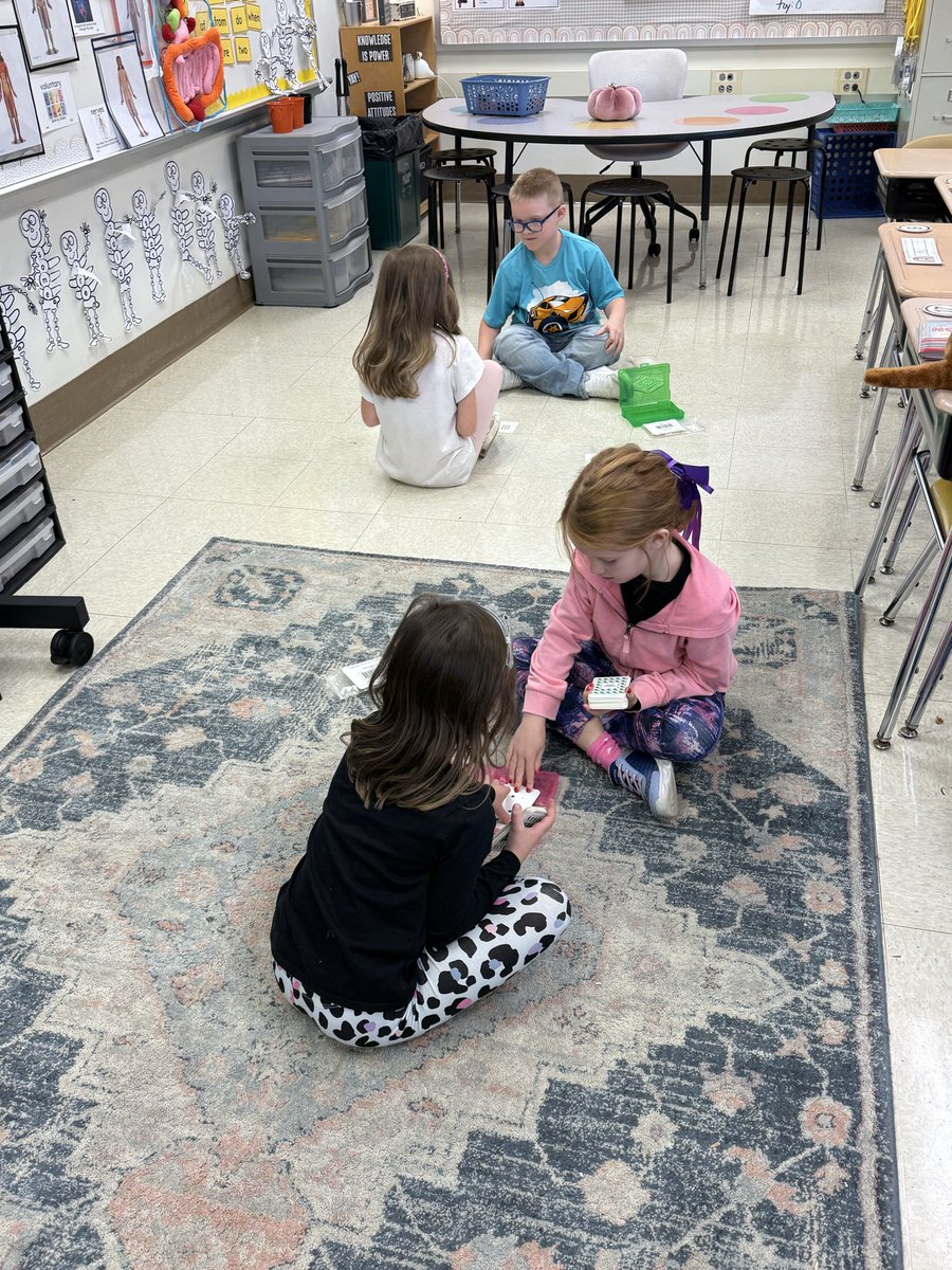 mrssroka1WES's tweet image. Students loved playing the card game “Compare” with each other! #makelearningfun