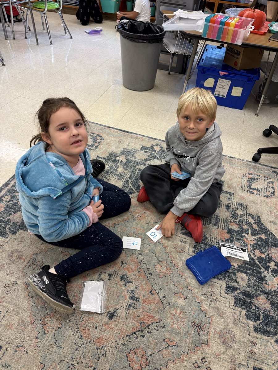 mrssroka1WES's tweet image. Students loved playing the card game “Compare” with each other! #makelearningfun