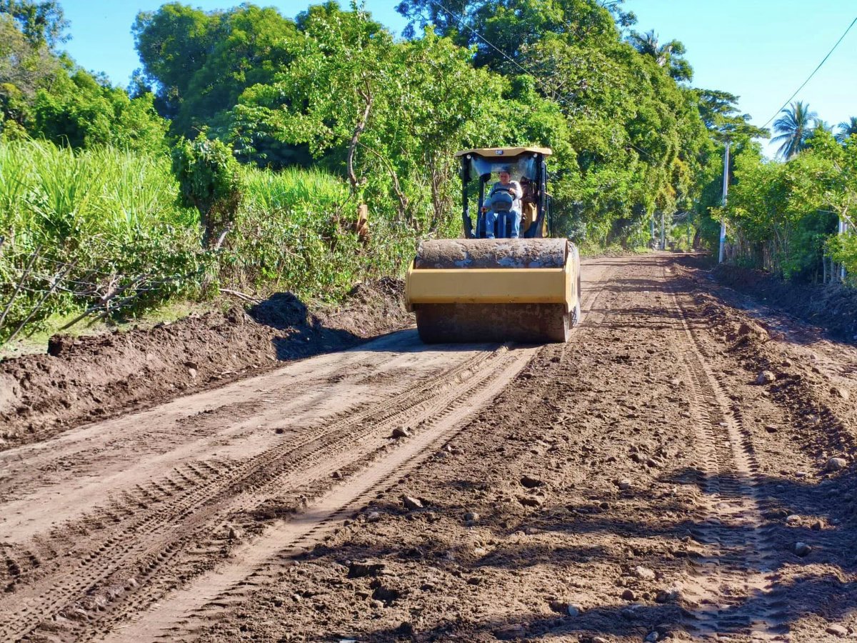 LaPazCentro12's tweet photo. Comprometidos con el desarrollo de nuestras comunidades, Continuamos fortaleciendo la red vial de nuestro municipio. En esta ocasión, se realiza la conformación de la calle principal del caserío El Palmo, cantón La Anona, Distrito San Luis La Herradura. https://t.co/WWd9tMaMOr