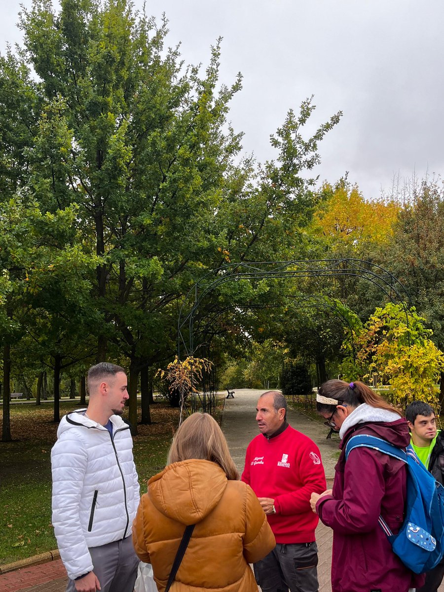 Hoy  hemos visitando el Parque Botánico de Huerta Otea, gracias a <a href="/ciudadsaberes/">Ciudad de Saberes</a> , Pablo nos ha explicado un montón de cosas, temporada de #castañas y #bellotas, alguna manzana pequeñita, y #madroños, que alguno no los conocía y nos han llamado mucho la atención 😊🌰🌳🍁