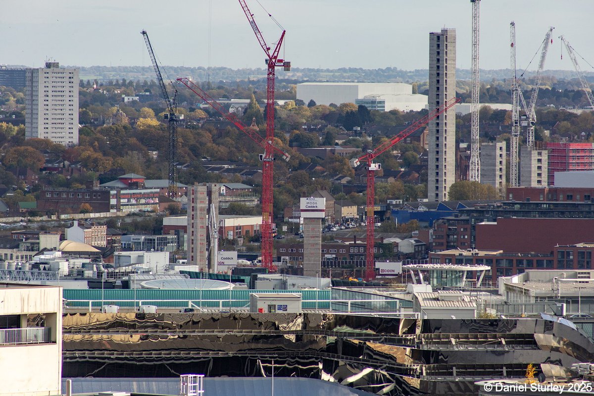 Daniel_Sturley's tweet image. #Birmingham UK, the #construction of Stone Yard and Smiths Garden #DevelopmentProjects as seen from the 'Secret Garden' atop @LibraryofBham recently 😎
#BirminghamWeAre #Building #MuddleEarth
#Architecture
#Cranes
#Photography