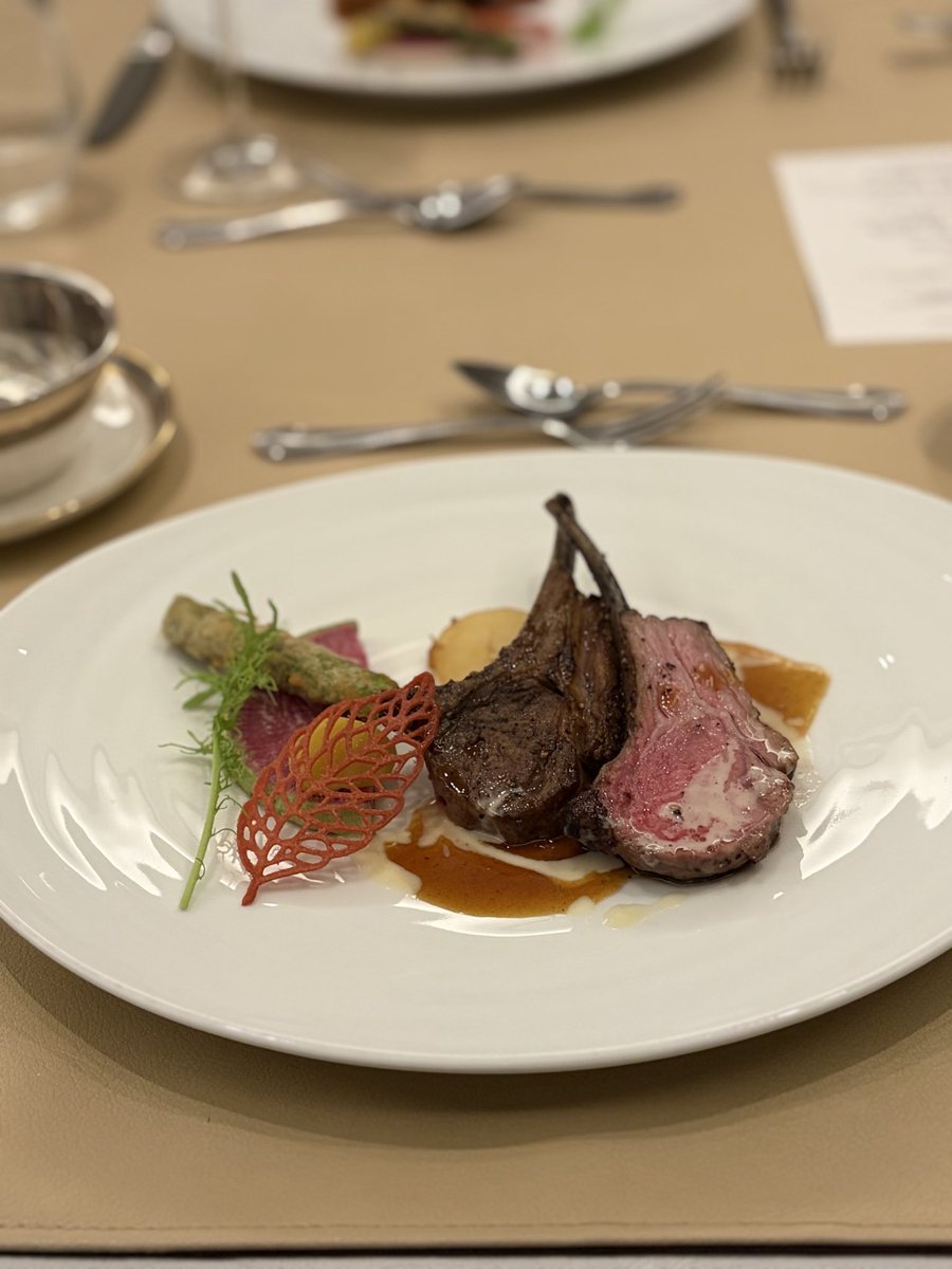 箱根2日目も爆食しました(*^^*)
（それでも昼は抜いた）

ホテルの朝食@つつじの茶屋
ピーチティー@ラリック美術館
フレンチのコース@ヴェルボワ

生憎のお天気でしたが
周遊パスを使って色々観光しました。ラリック美術館は何度も言ってるけど空間が好き。