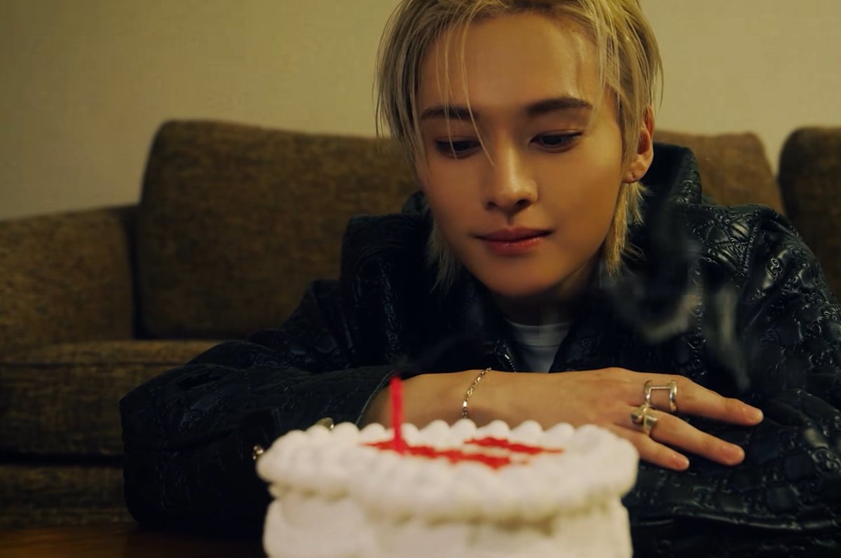 LEEKNOW_INTL's tweet photo. Happy Birthday to our beloved Lee Know 🎂 💛

From the smallest moments to the grandest stages, you always give your all, and that sincerity reaches us every single time.

Thank you for dancing with your heart, for smiling through exhaustion, and for making every moment with you feel special. You remind us that true artistry isn’t just seen, it’s felt.

On your day, we wish you endless happiness, comfort, and peace. May you continue to shine in your own way, surrounded by people and things that make you feel loved.

We’ll always be here, cheering for you, with the same pride, the same love, and a little more every year 🤍

LEE KNOW BORN TO INSPIRE 
#하이하이_오늘은_리노_생일
#PoetryInMotionLeeKnow
#HappyLeeKnowDay