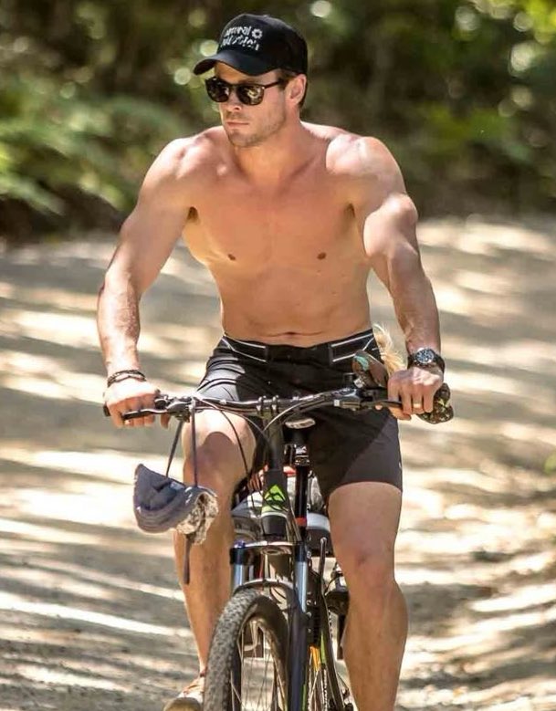 hemsfav's tweet photo. wow, he's very hot https://t.co/JkAoyFQALP