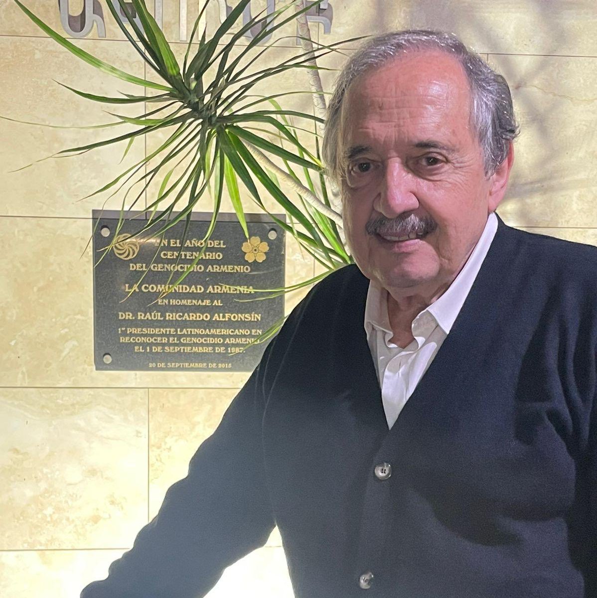 Ayer, después de Cenital, pasamos x la Asociacion Cultural Armenia y fotografiamos la placa q la Comunidad Armenia puso en reconocimiento “ Al primer presidente latinoamericano en reconocer el genocidio armenio“, Raúl Alfonsín.