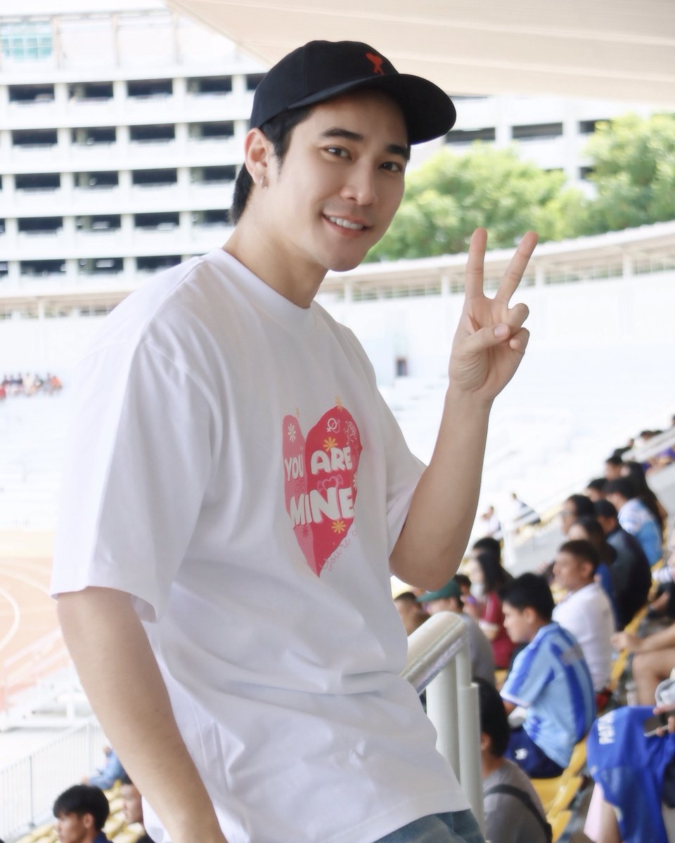 Ch7HD's tweet image. 📸 #ยูโรยศวรรธน์ บุกสนาม❗️สวมบทเป็นนักพากย์👏 ร่วมเชียร์น้อง ๆ ในรอบ 128 ทีม กับการแข่งขันฟุตบอล #แชมป์กีฬา7HD2025 ⚽️ ขอแสดงความยินดีกับทุกทีมที่ผ่านเข้ารอบ👍 และขอให้น้อง ๆ สู้ให้เต็มที่ มีเท่าไรใส่ให้หมด💃🏻🏐 
🔴เชียร์มันติดขอบสนามในรอบ 128 ทีม ตั้งแต่วันที่ 24-27 ต.ค.นี้❗️
📺…