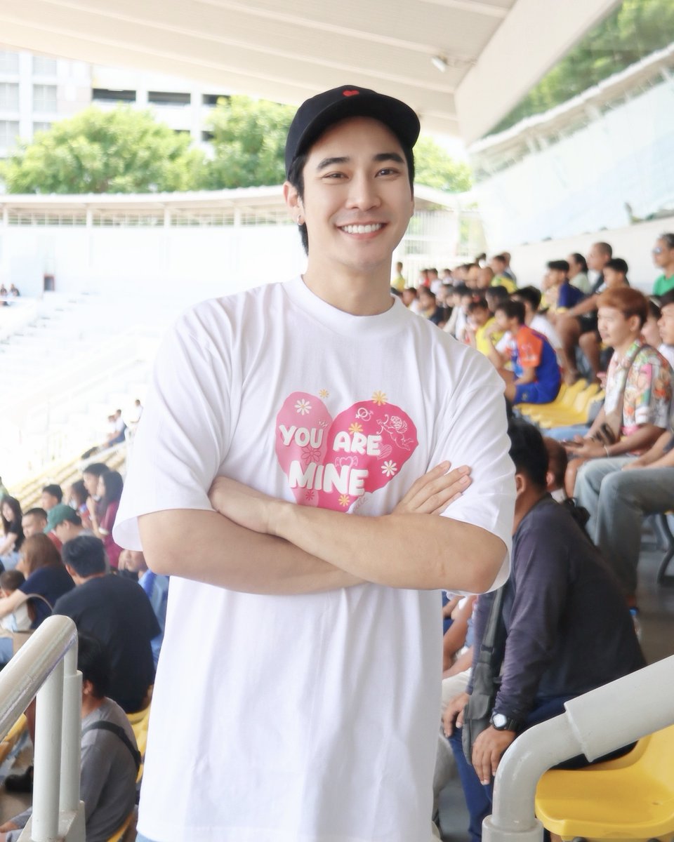 Ch7HD's tweet image. 📸 #ยูโรยศวรรธน์ บุกสนาม❗️สวมบทเป็นนักพากย์👏 ร่วมเชียร์น้อง ๆ ในรอบ 128 ทีม กับการแข่งขันฟุตบอล #แชมป์กีฬา7HD2025 ⚽️ ขอแสดงความยินดีกับทุกทีมที่ผ่านเข้ารอบ👍 และขอให้น้อง ๆ สู้ให้เต็มที่ มีเท่าไรใส่ให้หมด💃🏻🏐 
🔴เชียร์มันติดขอบสนามในรอบ 128 ทีม ตั้งแต่วันที่ 24-27 ต.ค.นี้❗️
📺…