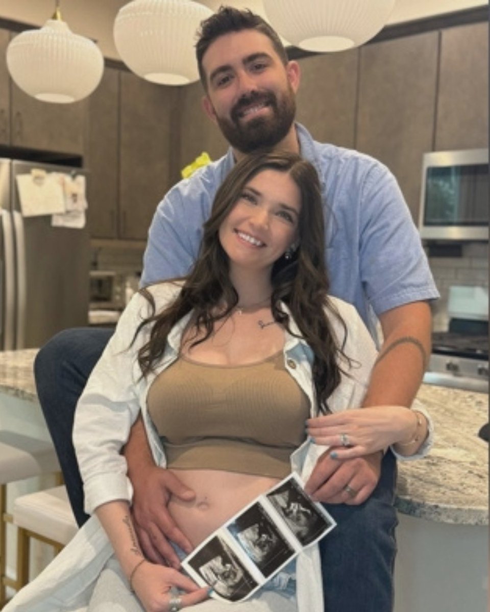 TJ Pizzitola was about to become a father for the first time. Police say he was blindsided and punched from behind in Old Town Scottsdale, and he died of his injuries. His wife, eight months pregnant with their first child, now faces an unimaginable loss. 12news.com/article/news/l…
