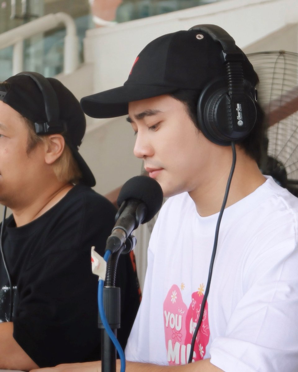 Ch7HD's tweet image. 📸 #ยูโรยศวรรธน์ บุกสนาม❗️สวมบทเป็นนักพากย์👏 ร่วมเชียร์น้อง ๆ ในรอบ 128 ทีม กับการแข่งขันฟุตบอล #แชมป์กีฬา7HD2025 ⚽️ ขอแสดงความยินดีกับทุกทีมที่ผ่านเข้ารอบ👍 และขอให้น้อง ๆ สู้ให้เต็มที่ มีเท่าไรใส่ให้หมด💃🏻🏐 
🔴เชียร์มันติดขอบสนามในรอบ 128 ทีม ตั้งแต่วันที่ 24-27 ต.ค.นี้❗️
📺…