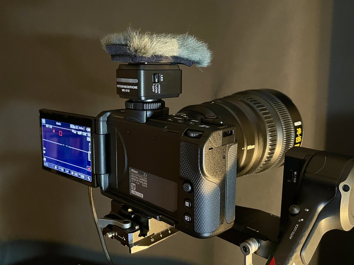 II99474137's tweet photo. Nikon ZRと
ガンマイクME-D10を同時購入‼️
マイク背面のタリーランプは想像以上に良い‼️
28-135F4と組み合わせてのRS4pro搭載は、フロントヘビーになりバランスはギリギリ
ND付けると無理💦
早速L型ケージを注文した

Cケーブル接続の位置が良いから、ローアングルが撮りやすい‼️ https://t.co/Sk0R5q7NrO