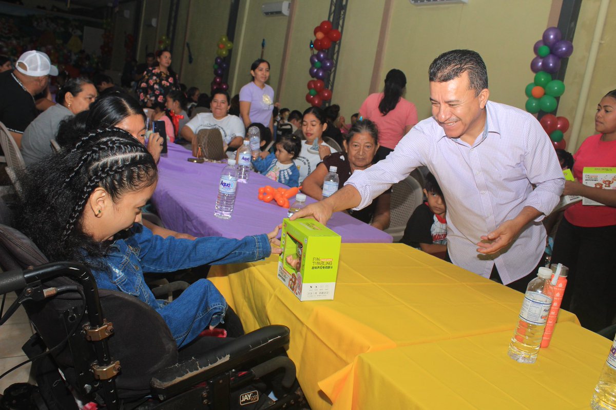 LaPazCentro12's tweet photo. Celebramos el Día del Niño junto a nuestros pequeños con capacidades especiales. Compartimos momentos  en familia. Ver la felicidad en  nuestros niños nos recuerda por qué trabajamos cada día: para construir un municipio donde tengan un espacio para soñar y ser felices. https://t.co/FJaGuvXD0h